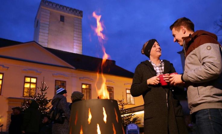 Am ersten Adventwochenende glüht es im Schloss St. Peter/Au. (Foto: www.weinfranz.at)