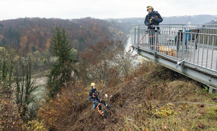 Die Wacker-Werkfeuerwehr sammelte am Salzachhang Müll. (Foto: Georg Willmerdinger/Wacker Chemie AG)
