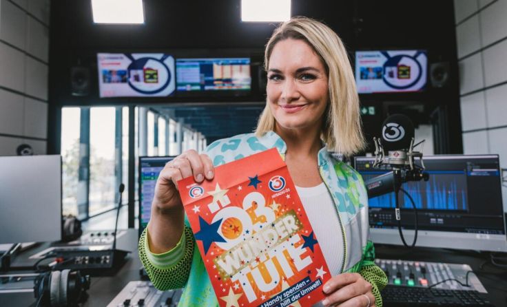 Moderatorin Gabi Hiller freut sich über das tolle Ergebnis. (Foto: Hitradio Ö3/Martin Krachler)