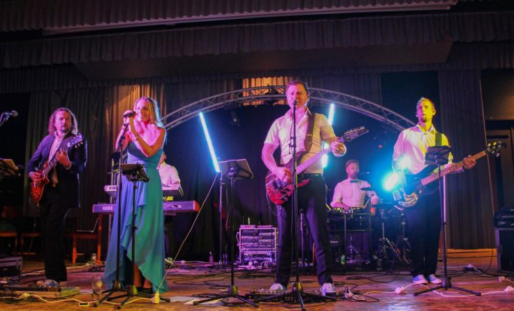 Die Coverband "Stand up" sorgt am Samstagabend für Stimmung. (Foto: MV Wolfsbach)