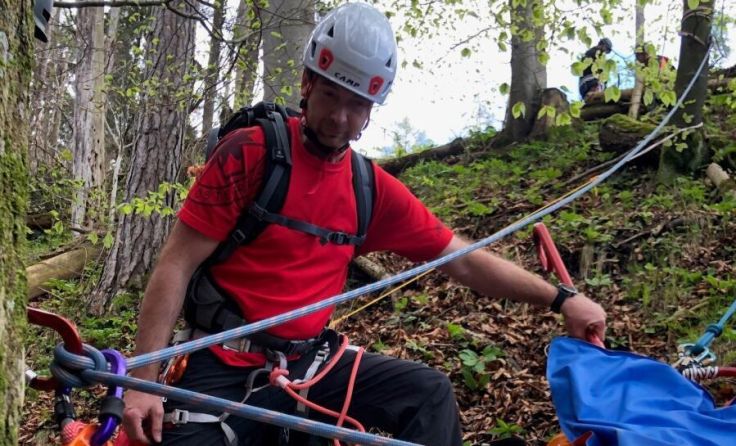 Der verunfallte Mountainbiker wurde mittels Gebirgstrage ins Tal gebracht (Foto: ÖBRD)
