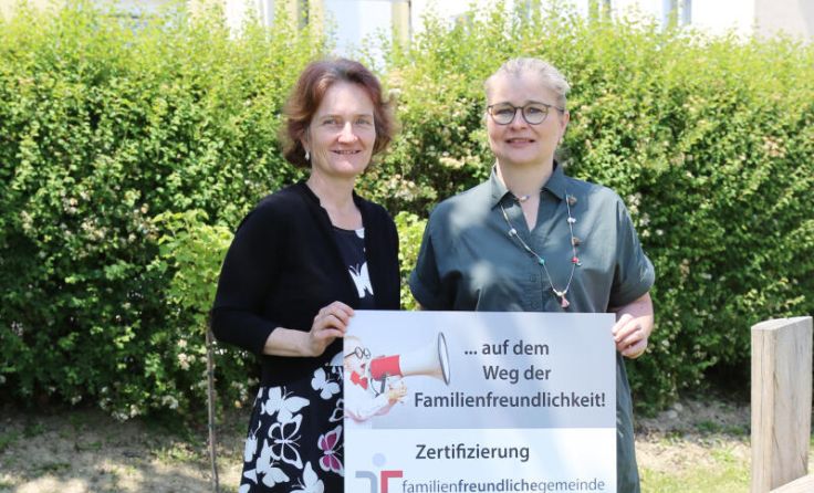 Tanja Wesely (NÖ.Regional, Auditbeauftragte) mit Nicole Kirchweger-Otter (r.) (Foto: NÖ.Regional)