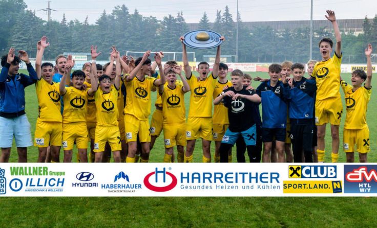 Die Mannschaft und das Betreuerteam feiern den 16. Landesmeistertitel für das AFW. (Foto: AFWHTL)