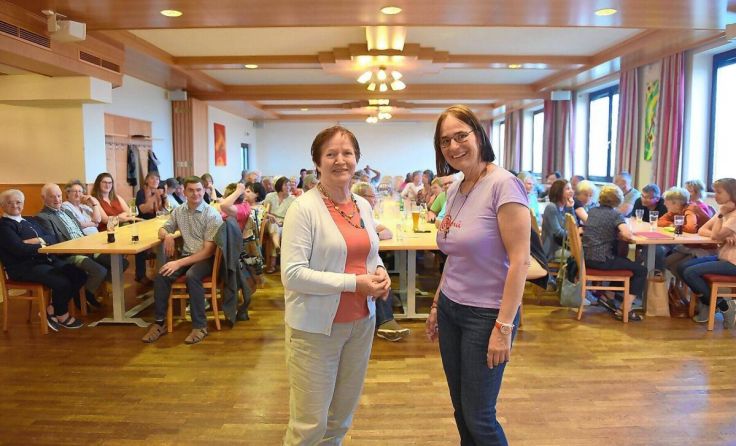Sr. Karina (r.) bei ihrem Besuch in Kollmitzberg (Foto: Wolfgang Zarl)