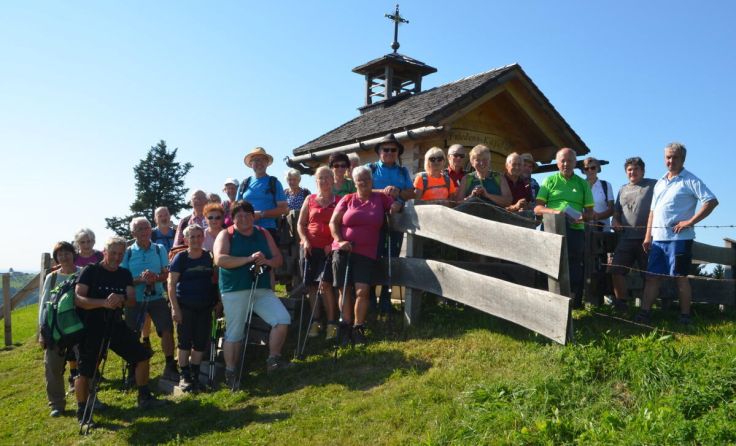 Bei einer Friedenskapelle (Foto: zVg)