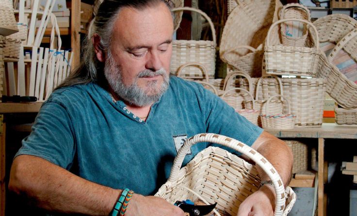 Erich Bendl lehrt das Handwerk des Korbflechtens. (Foto: Erich Bendl)