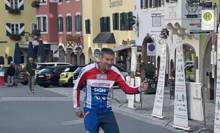 Christian Oberndorfer im Ziel des Hahnenkamm-Rennens (Foto: Bike Team Ginner)