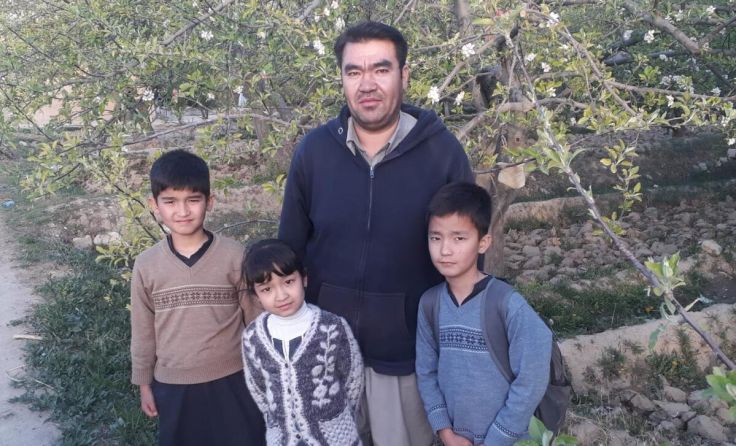 Mohammad Nazari mit seinen drei Kindern (Foto: zVg)