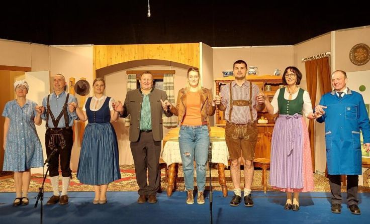 Das Ensemble nach der gelungenen Vorstellung in Wien (Foto: Bühne Aschbach)