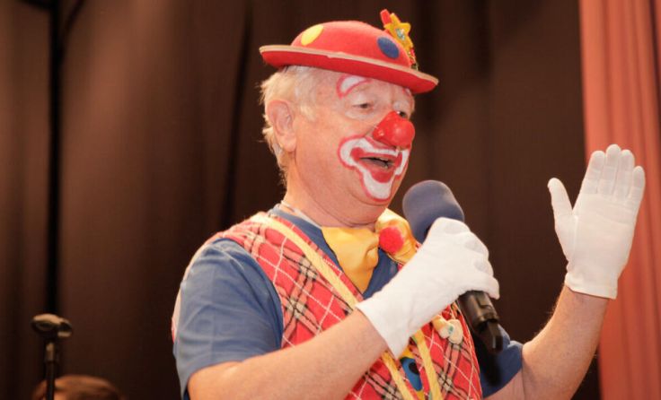 Clown Willi unterhält mit seinen Späßen Groß und Klein. (Foto: ÖAAB Enns)