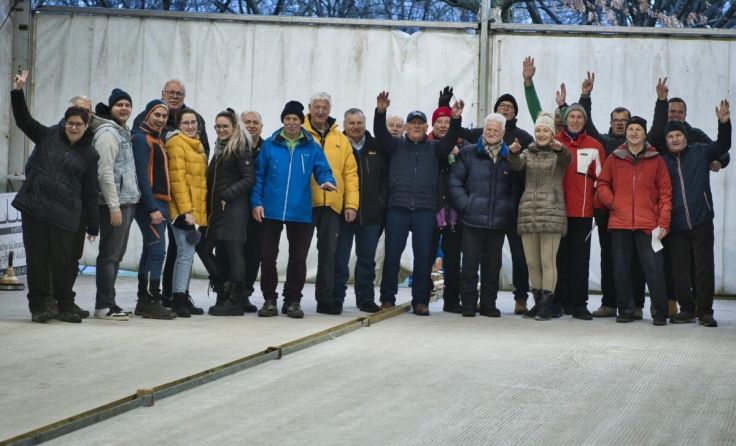 Die sechs Final-Moarschaften des 31. Eisstockturniers (Foto: Union St. Florian)