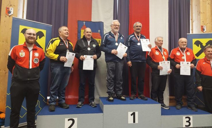 Die Seniorenmannschaft bei der Siegerehrung (Foto: zVg)