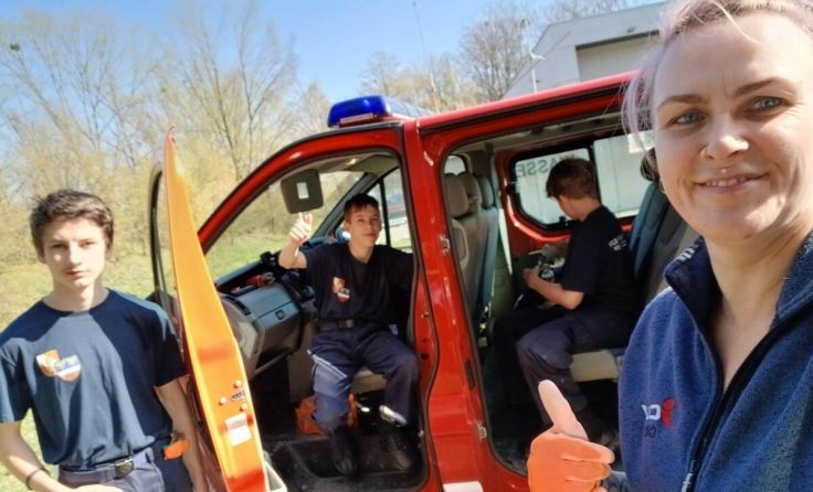 ÖGJ Jugendzentrumsleiterin Denise Michel (r.) und die Feuerwehrjugend von Ennsdorf (Foto: JCUV)