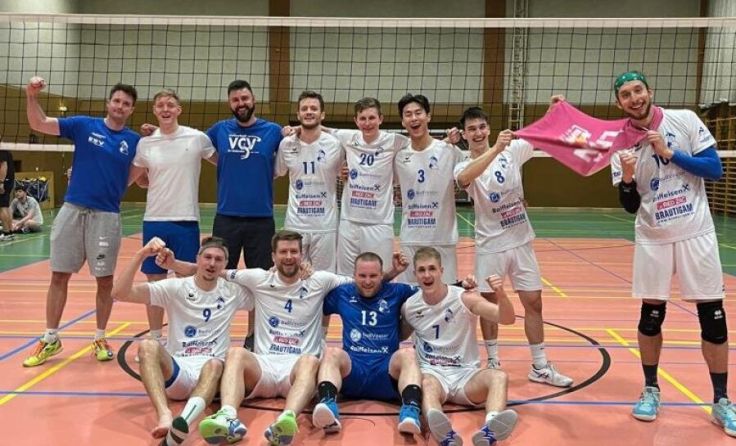 Fabian Kriener (stehend, rechts außen), der Matchwinner (Foto: VCV)