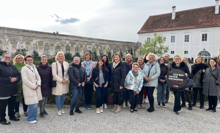 Die Damen begaben sich auf eine historische Stadttour durch Enns. (Foto: WKO LL)