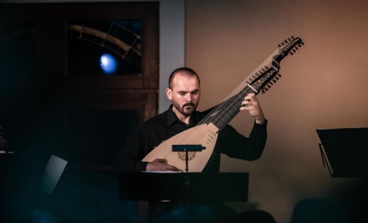 Jakub Mitrik wird vom Biber-Consort begleitet. (Foto: Simona Babjaková)