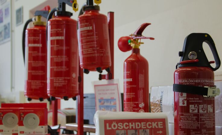 Infostand für Feuerlöscher, Rauchmelder und Löschdecken