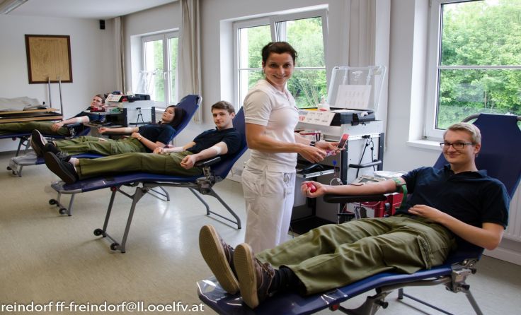 Mitglieder der FF-Freindorf beim Blutspenden