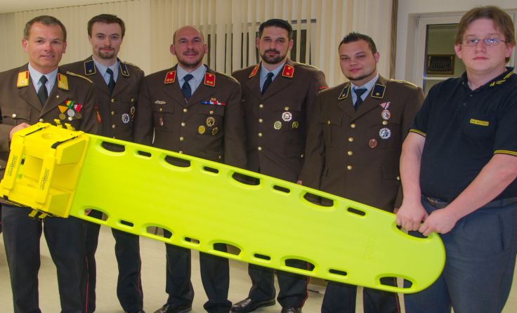 Übergabe des Spineboard an das Kommando der FF-Freindorf