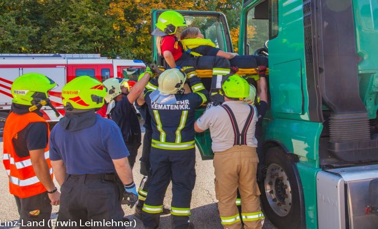 Herausheben von Unfallopfer und Retter, gemeinsam auf dem Spineboard