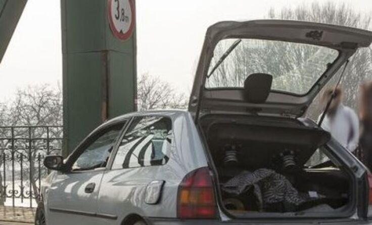 Ein PKW rammte aus bisher unbekannter Ursache einen Pfeiler auf der Mauterner Donaubrücke.