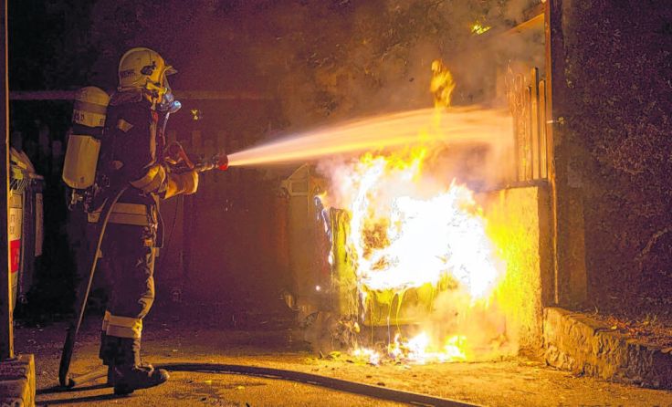 Brand eines Müllcontainers in der Arbeitergasse. Fotos: FF Krems/M. Wimmer