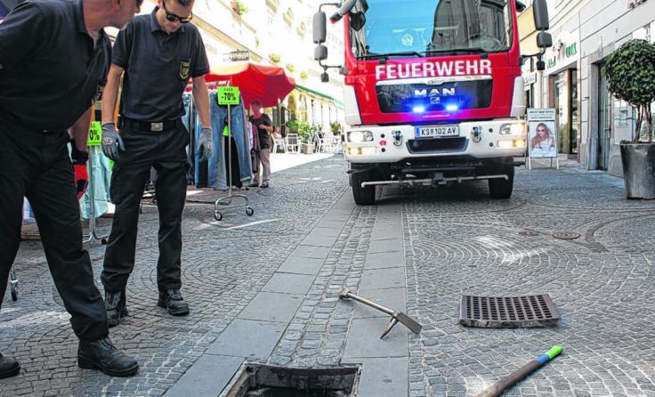Kameraden beim ungewöhnlichen Einsatz in der Fußgängerzone. Alle Fotos: FF-Krems/M. Fasching