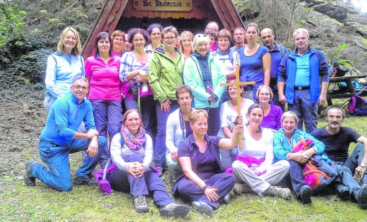 Die Pilgergruppe vor der Hubertuskapelle