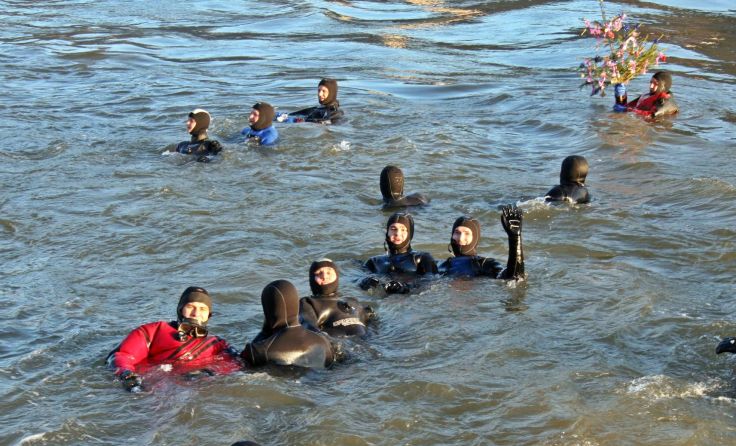 Die Taucher beim Einstieg in die eiskalte Donau. Fotos: Florian Stierschneider