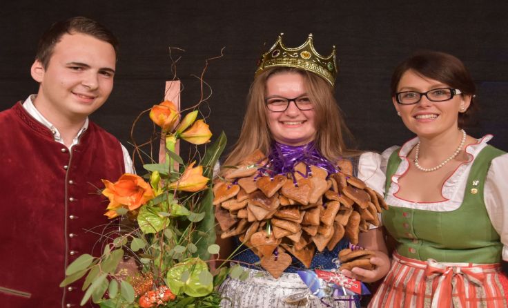 Die Herzerlkönigin Carmen Hofbauer mit ihren 180 Lebkuchenherzen, die sie um den Hals trägt.