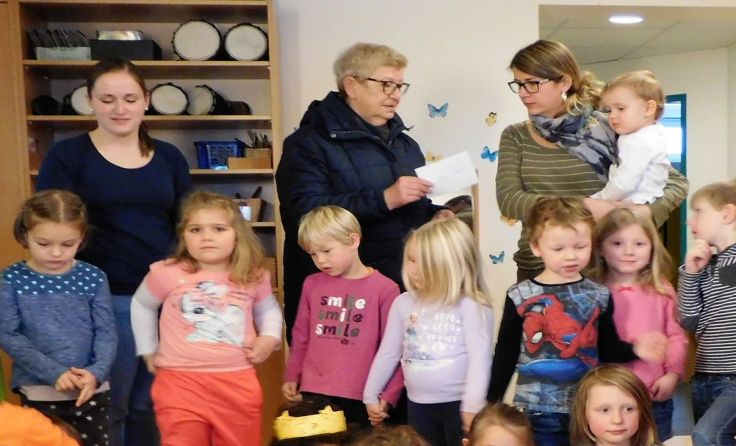 Übergabe an die Leiterin des Kindergartens