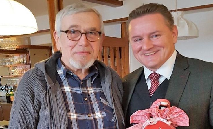 BO Markwirth überreicht an NAbg Mag Roman Haider ein Mühlviertler B´schoad BINKERL