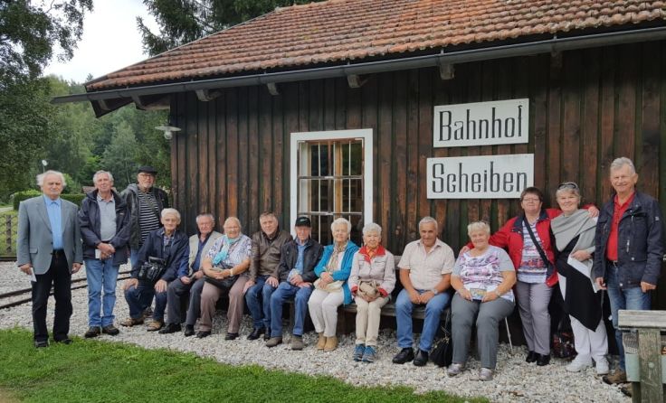 Gruppe am Bahnhof Scheiben