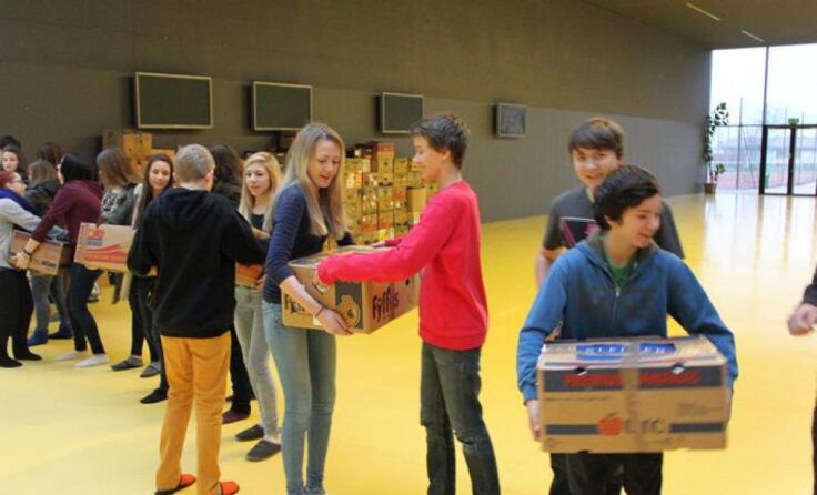 Am BRG Kirchdorf wurden fleißig Hilfspakete gesammelt und der Hilfsgemeinschaft SSTA übergeben.