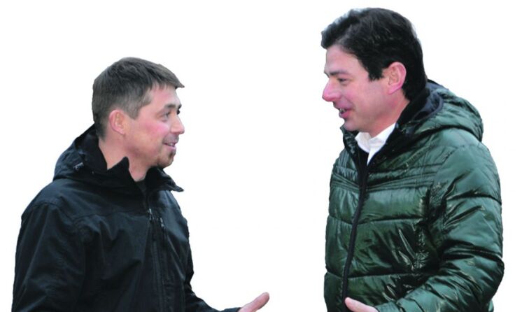 Klaus Aitzetmüller (r.) im Gespräch mit Unternehmer Thomas Pöllhuber Foto: WKO
