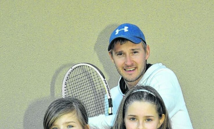 Laura und Lisa Ortner (r.) mit Trainer Georg Lindinger Foto: TC Kirchdorf