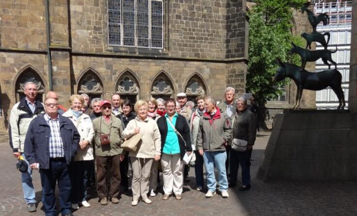 Die Reisegruppe bei der Statue „Bremer Stadtmusikanten“ in Bremen Foto: Pensionistenverband