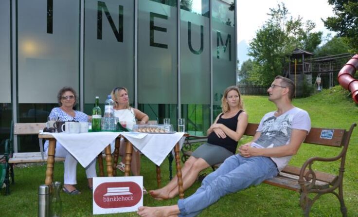 Gäste auf der Hinterstoder-Upgrade-Bank beim letztjährigen „Bänkle-Hock“ Foto: Julia Körber