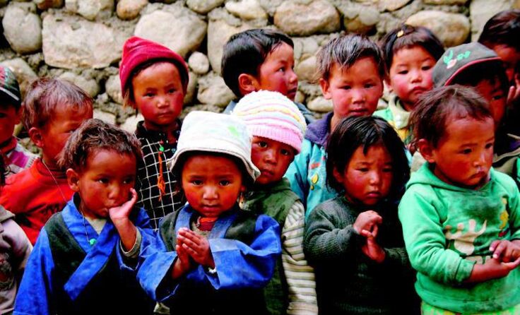 Nepalesischen Kindern wird mit dem Projekt der Schulbesuch ermöglicht. 