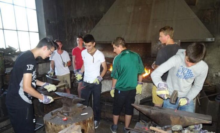 Schüler der Polytechnischen Schule konnten sich als Schmiede versuchen. Foto: PTS Kirchdorf