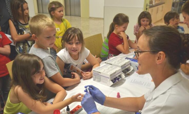 Spielerisches Kennenlernen grundlegender Krankenhaus- und Untersuchungsabläufe Foto: gespag