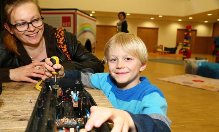 Die jungen Tüftler können bei „Kinder erleben Technik“ selbst aktiv werden. Foto: Maringer