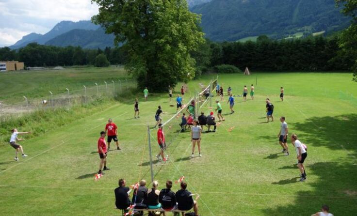 Volleyball-Action und ein gemütliches Rahmenprogramm beim Rasenturnier Foto: ÖTB Kirchdorf