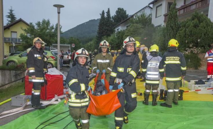 Die Feuerwehr probte für den Ernstfall. Foto: Haijes