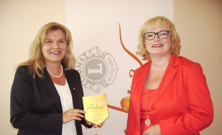 Karola Gimplinger (l.) übergab an Monika Obernberger. Foto: Lions Ambra