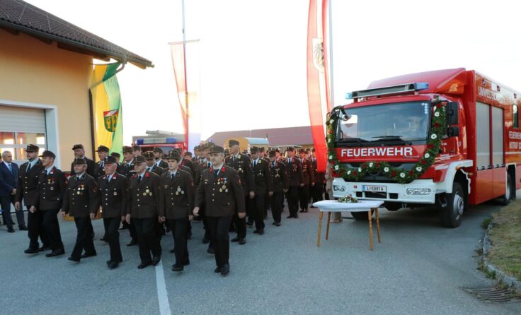 Die Feuerwehr Pettenbach lud zur feierlichen Fahrzeugsegnung ein. Foto: Franz Etzenberger