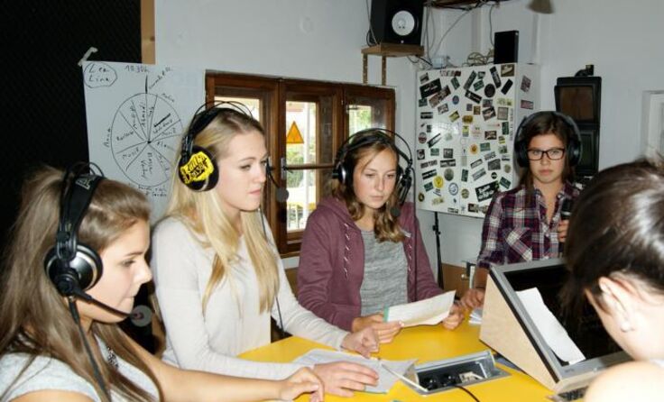 Sendungsbeiträge wurden im Studio von Radio B138 aufgenommen. Foto: Haijes/HLW