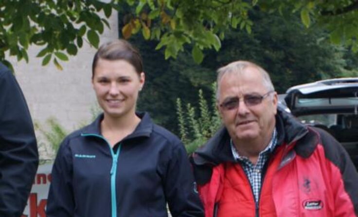 Yvonne Knoll und Hündin Jara mit Leistungsrichter Günther Mühlegger