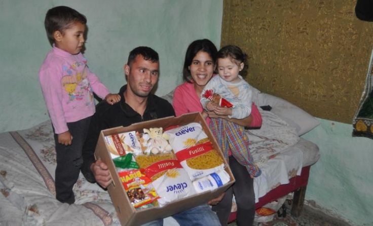 Eine Familie in Rumänien mit einer Spende aus der letztjährigen Aktion Foto: ORA International