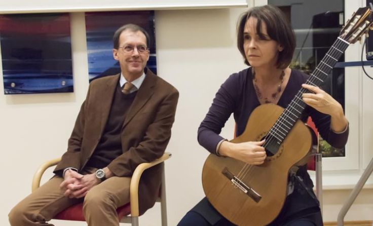 Oberarzt Walter Neubauer und Roswitha Leidl an der Gitarre beim Vortrag Foto: Jack Haijes